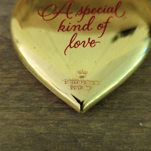 Vintage 1999 Hallmark Cards Mother and Daughter Gold Tone Heart Shaped Ornament - Picture 4 of 5
